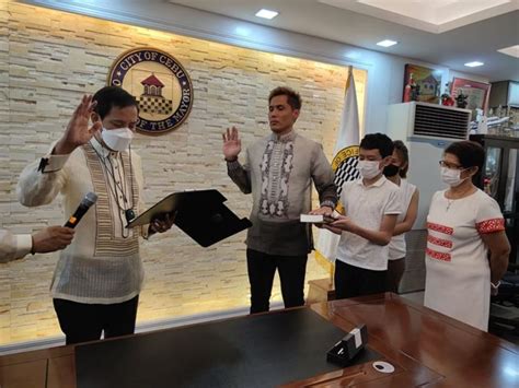 Rama takes oath as new mayor, Hontiveros as new vice mayor.